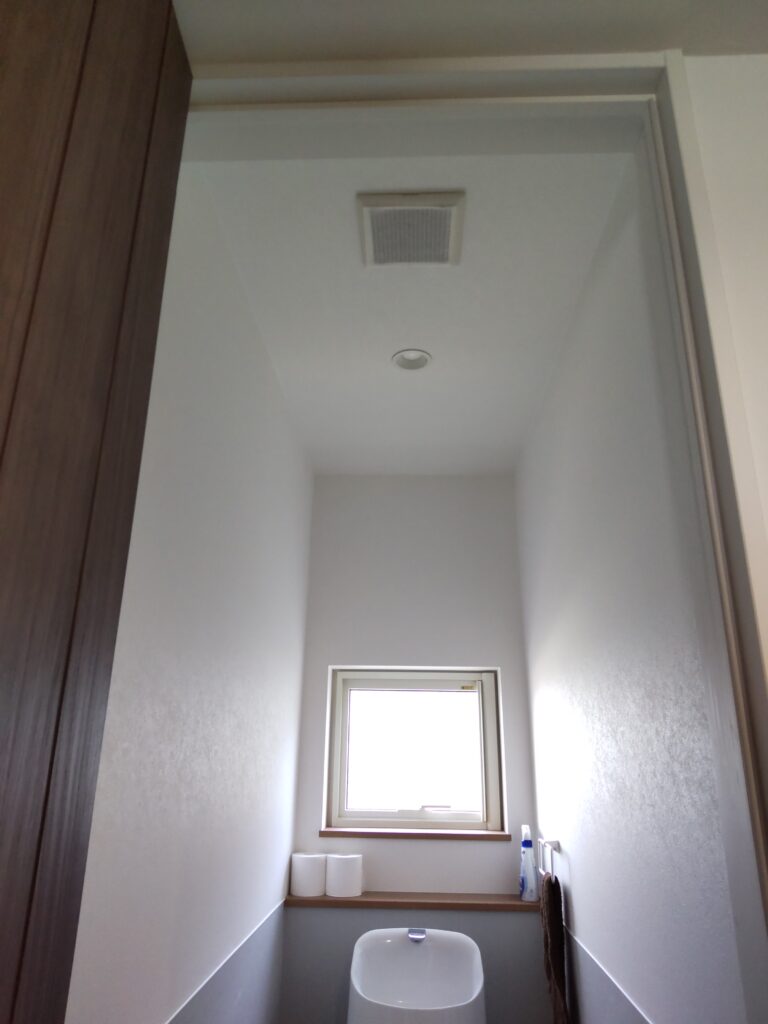 全館空調トイレの天井吸気口