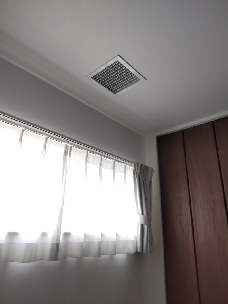 全館空調2階天井の送風口。
