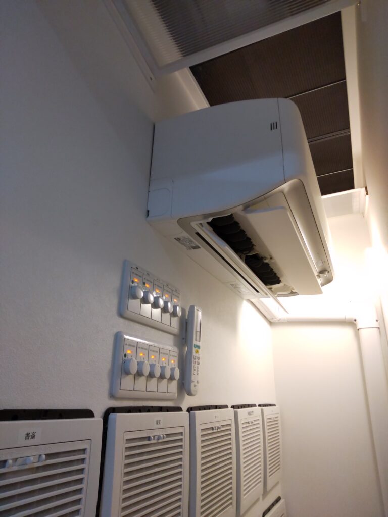 空調室から各部屋へ送風するファン。